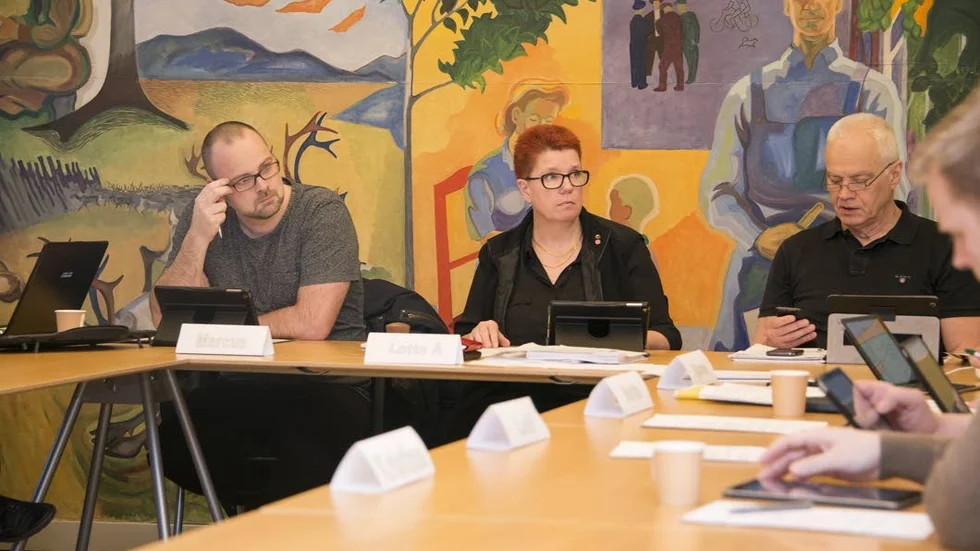 Möte. Kommunstyrelsens sammanträde. Marcus Lundberg (S) hade synpunkter kring vilka som egentligen bör ingå i en säkerhetsgrupp. Här med kommunstyrelsens ordförande Lotta Åman (S) samt kommunchef Ulf Starefeldt.
