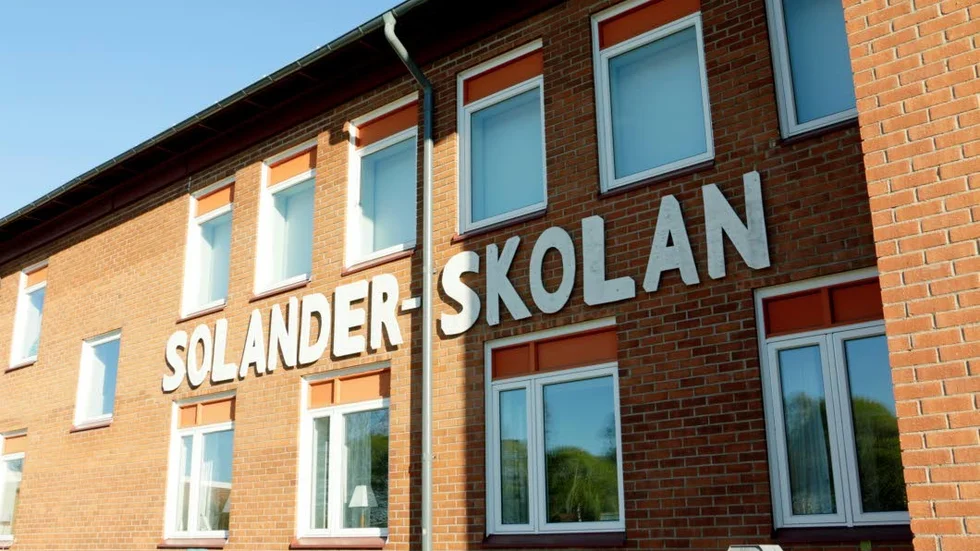 Lokalbristen som uppstår när mellanstadiet vid Solanderskolan rivs kommer att lösas med moduler. Den föreslagna flytten av Björklundaskolans sex- och sjuåringar till Kullenskolan blir inte av lovar kommunen.
