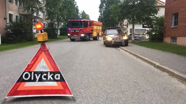Räddningstjänsten fick rycka ut och bekämpa en pyrande gräsbrand på Västergatan på måndagskvällen.