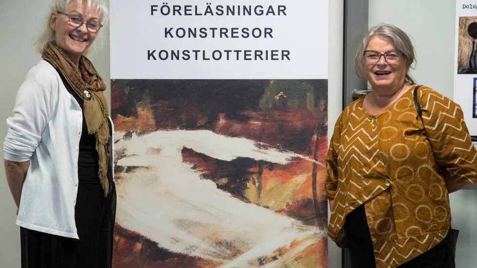 Sommarsalong. Piteåkonstnärerna Margit Mendiant och Catharina J Berg ställer ut på konsthallens Sommarsalong. Förutom dessa medverkar Lena Sundbom, Lotta Engström, Karin Kemi och Ana Maria Lorenzen, med totalt 68 verk som visas. Utställningen pågår till 12 augusti.