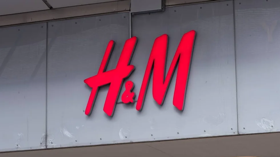 Numera måste kunderna betala för att få en påse på H&M.