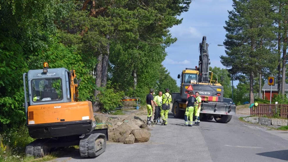 Det grävs för fullt på Arjeplogs gator. Det är Bredbandsbolaget som drar fiber till sina kunder som inte orkat vänta på kommunens fibersatsning.
