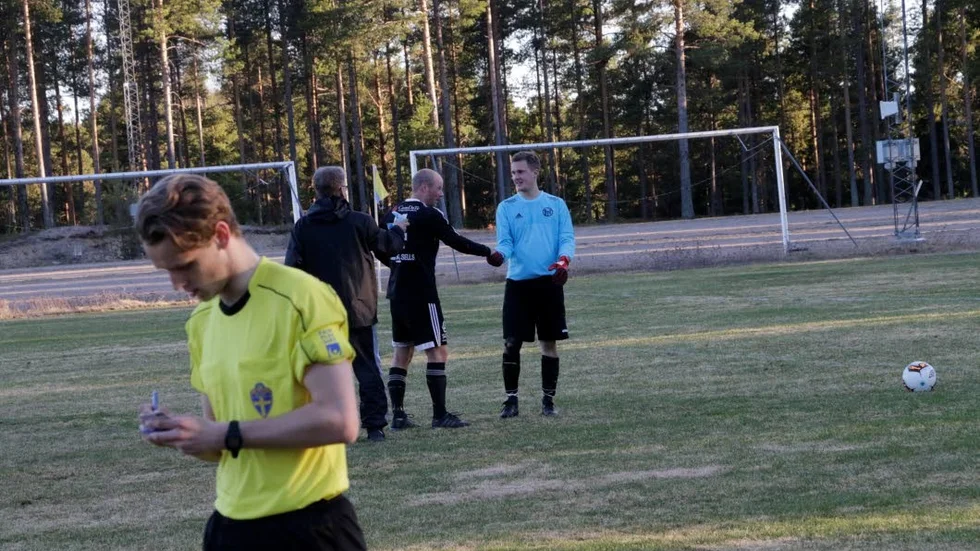 GOTT. Slutet gott allting gott. Matchens ende målskytt, Petter Johansson skakar hand med Sikfors målvakt Robert Öhman efter en olycklig krock.