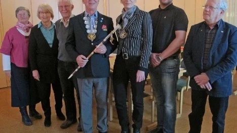 Älvsby Rotaryklubb gästades på tisdagen av distriktets nye guvernör Per Dahlqvist (med guvernörsstaven i handen). Deltog i mötet gjorde från vänster assisterande distriktsguvernör Lisen Hallkvist, Margareta Nilsson, Jan-Ola Lundin, nuvarande president Eva Berggren samt Johan Lindbäck och Per Nilsson.