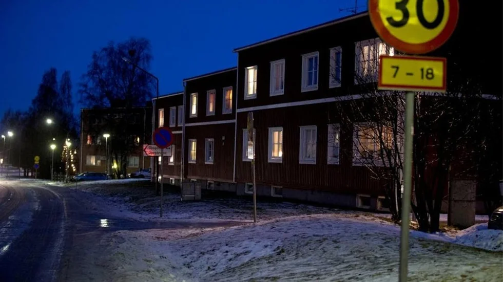 Beväpnad med en yxa sökte 23-åringen upp paret i deras hem. Samtidigt som han slog sönder lägenhetsdörren och klev in, flydde det skräckslagna paret ut genom ett fönster.