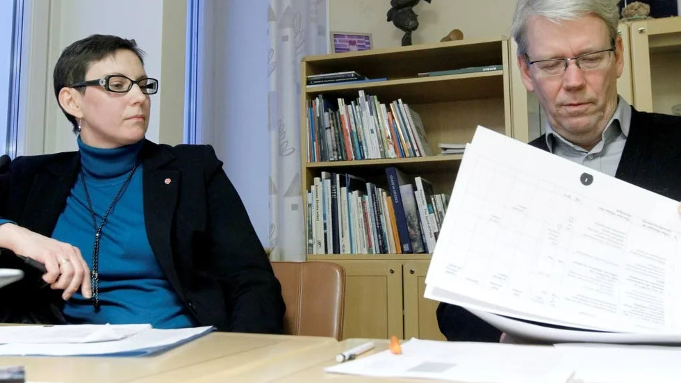 Kommunalråden Helena Stenberg och Peter Roslund får lägga pappren åt sidan framöver i kommunstyrelsen. Istället ska paddorna fram fullt ut. (Arkivbild).
