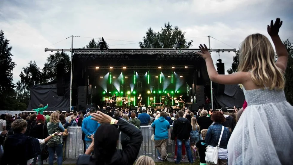 Konceptet med en öppen festival där besökarna bara betalade inträde för konserterna i Badhusparken orsakade ett stort underskott för PDOL. Nu planeras en helt öppen festival och kommunen stöttar bolaget genom att köpa halva varumärket för en halv miljon kronor.