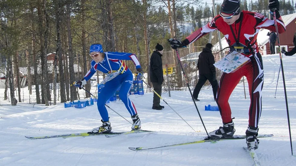 På skärmjakt. Lena Turesson, OK Renen, och Martin Granberg, Piteå IF, var 2 av cirka 70 skidorienterarna som tävlade i Skigo Cup.