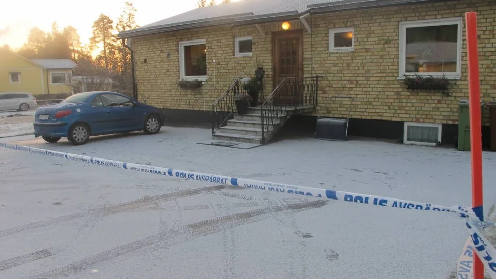 Området runt den inbrottsdrabbade villan var avspärrat under söndagsförmiddagen. Detta för att inte förstöra eventuella spår.