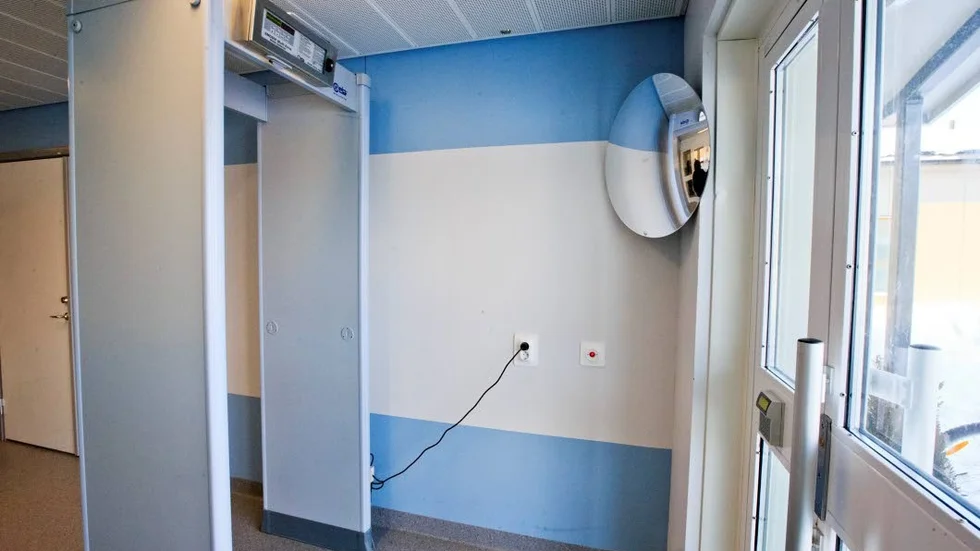 För två år sedan byggdes rättspsykiatrin i Öjebyn om och säkerhetsklassen höjdes till 2. Metalldetektorer ska gås igenom vid inpassering men det fungerar inte på den som smugglar in knark i kroppen och rektalvisitering är inte tillåtet.