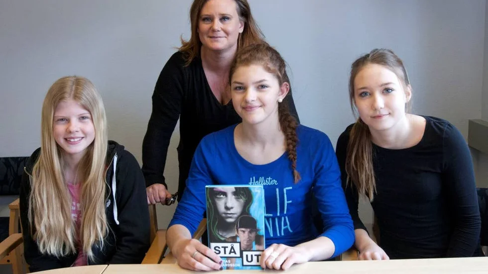 Klara Johansson, Ida Tornberg och Olivia Eklund i 7b på Hortlax skola tycker att boken ”Stå ut” av Mattias Edvardsson var läsvärd och att det i vissa delar gick att identifiera sig med tonårstjejen Nike. ”Inte alltid, men i vissa delar av boken gick det att tänka sig in i hennes sitation”, säger Klara Johansson. Bakom dem Camilla E Lundmark, en av lärarna i projektet.