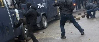 Baylan rensar bordet