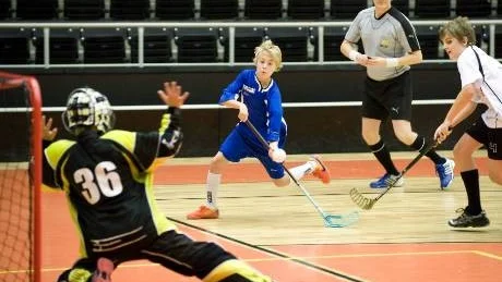 Tommy Eriksson, planens minste aktör, gav IBF Norrköping hopp i B-finalen mot Vallentuna i pojkar 13. Tommy snitsar här elegant in 1-0 i matchen men Vallentuna vände och vann med 4-1. Foto: Robert Svensson