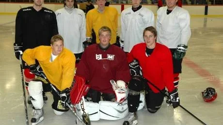 Här är alla nya spelare i A-truppen i Faik Hockeys division 2-lag. Längst fram omges målvakten Robin Moberg av Henrik Dahlgren och Magnus Pie. Stående från vänster: Patric Lundell, Fred Fordell, Jesper Wall, Anton Asp och Henrik Munther.Foto: Gunnar Johansson