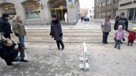 Abbe Schulman från Stockholm förevigar ett stycke äkta norrköpingsk gatukonst.
