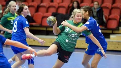Det var inget skönspel mellan NKIK och Tumba, men hemmalaget gjorde vad som krävdes och vann till slut med 26-18.  Foto: Niclas Sandberg