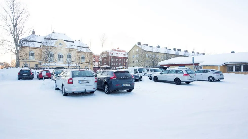 Nytorget. Lindbäcks boende har fått option på skolområdet närmast Olof Palmes gata som bland annat består av parkering och byggnader. Målsättningen är att börja bygga 2020.