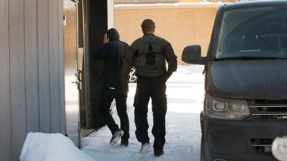 Misstankarna om människohandel är avskrivna På fredagen släpptes den tredje mannen som suttit häktad efter polisrazzian i Arjeplog. Samtliga män är dock fortfarande misstänkta för brott, och rättegången kommer att ta flera dagar i anspråk.