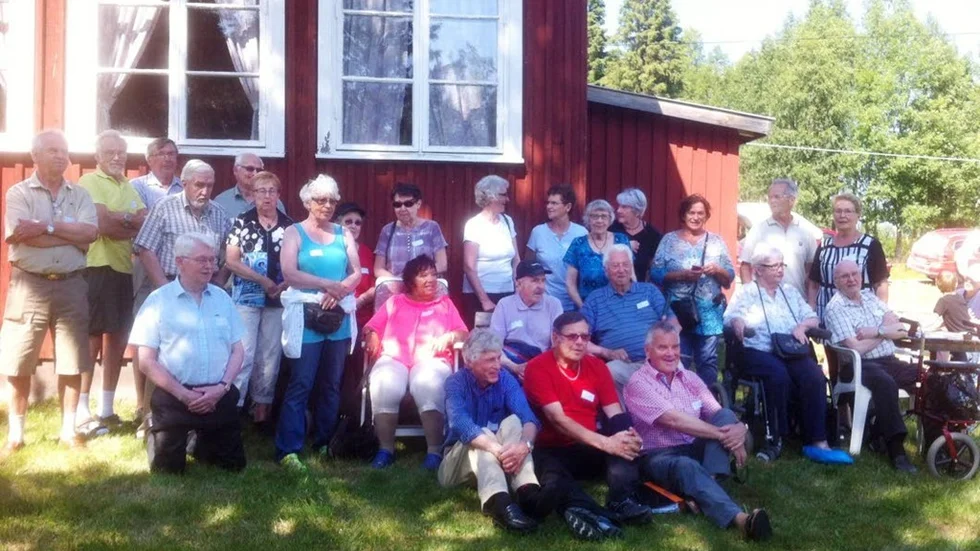 Elever som gått i skola i Hålberg samlades för fotografering under hemvändardagen. Skolan lades ner 1957.