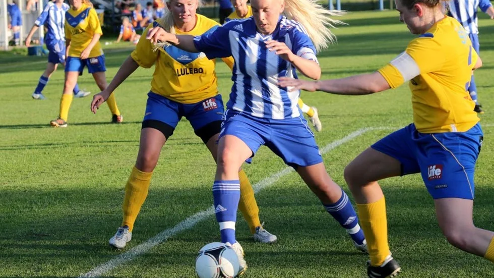 Lagkaptenen Jessika Östlund (blå-vit) tror att Öjebyn kommer att bli bättre när det nya spelsystemet sitter . (Arkivbild)