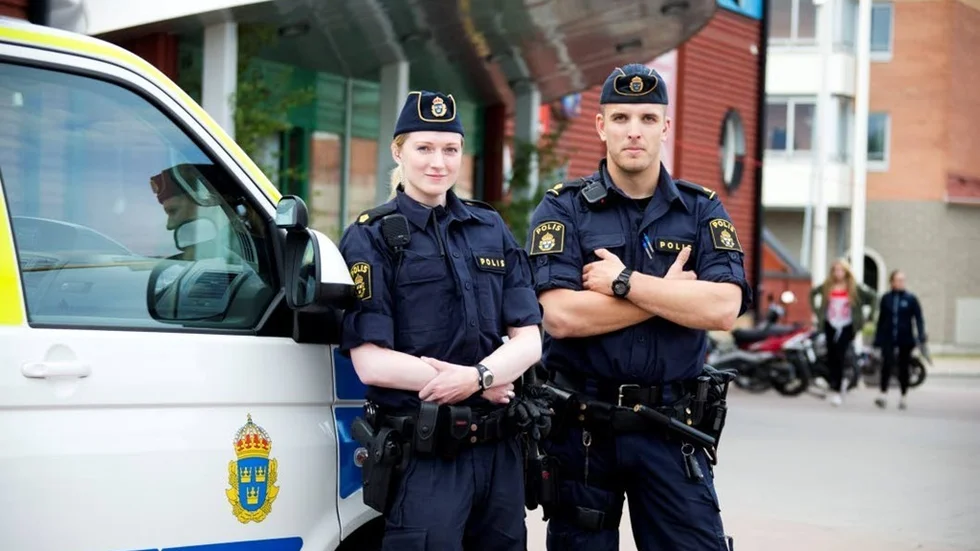 Utryckningspoliser i hela landet markerar sitt missnöje mot låga löner. Erika Leppäniemi och John Lindström har parkerat bilen utanför Copp för att synas och svara på frågor. ”Den respons vi har fått från allmänheten är positiv”, säger John Lindström.