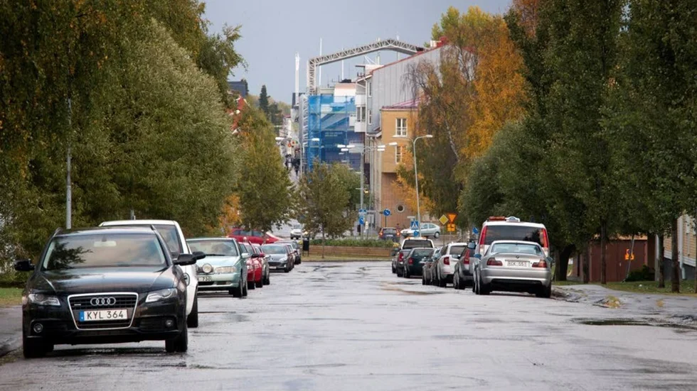 Så här ser det ut längs gatan idag, trångt bara att ta sig förbi. Från midnatt tisdag gäller parkering på en sida, så kallad datumparkering.