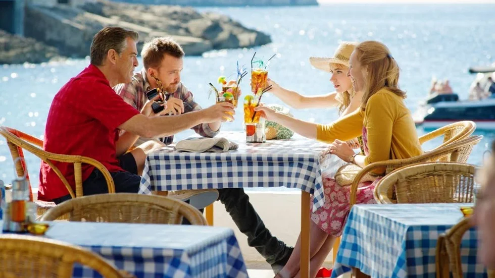 Pierce Brosnan, Aaron Paul, Imogen Poots och Toni Collette håller varandra vid liv i A Long Way Down.