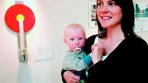 Isabel Lundahl framför sin stora väggljusstake Midnattsol. "Hela mitt tema har varit Norrsken", berättar hon. "Mina föräldrar kommer från Norrland och ju äldre jag blir desto viktigare känns det att ta tillvara mina rötter." Vid sidan av projektet Design Nu driver hon företaget RÅH och tar hand om sonen Love, 8 månader.
Foto: Andreas Skogh (011-200 462)
redaktion@folkbladet.se