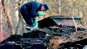 I går genomfördes teknisk undersökning vid kanotklubbens nerbrunna hus.Foto: Titti Olovsson