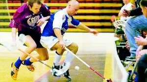 Markku Repo håller undan för en Karlstad-spelare, men värmlänningarna var på det hela klart bättre än Norrköping. Foto:Robert Svensson