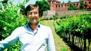 Den här månaden har du chansen att dricka italiensk vinhistoria. Barone Ricasoli, med den 32:a baronen Francesco Ricasoli i spetsen, är ett av världens äldsta vinföretag med obruten vintradition i Chianti Classico-området sedan 1100-talen. I november släpper företaget de båda utmärkta sangiovesevinerna Rocca Guicciarda Riserva, 119 kr, och Castello di Brolio, 295 kr. Foto: Sune Liljevall