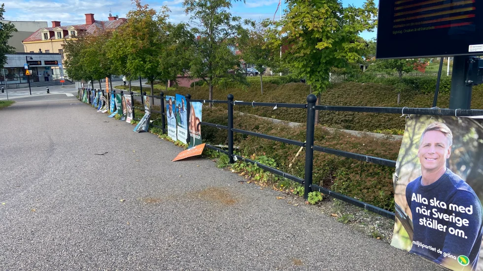 I veckor har affischer vid tågstationen i Gnesta vandaliserats, så här såg det ut på torsdagsmorgonen. Partierna ansvarar själva för sina valplakat.