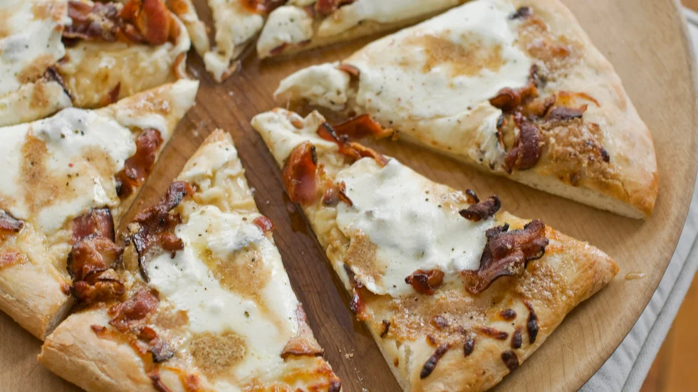 Får det lov att vara en bit pizza - och en valsedel?