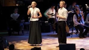Matilda Hansson och Peter Johansson, lägg namnen på minnet. De kommer sannolikt att synas och höras i många musikaler i framtiden. De gjorde helt lysande insatser som Gerda och Arvid i De Geer i lördags.
Foto: Sofia Paunovic