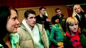Efter filmen om rattfyllonas offer var Katja Blomé, 17, Oscar Björkholm, 18, och Lisa Eklöf, 18, övertygade: Det är inte värt risken att köra berusad.
Foto: Andreas Skogh (011-200 462)
redaktion@folkbladet.se