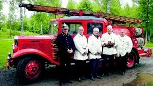 En veteranbrandbil från brandkårsmuseet i Simonstorp, vann veteranbrandbilsrallyt i Sunne i helgen. Närmare bestämt den här Volvon från 1936, som bemannades av från vänster Anders Johansson, Carl-Åke Ohlsson, Lennart Emriksson, Tommy Hillman och Sonny Abrahamsson. 
Foto: Alf Nilsson/Brandkårsmuseet.