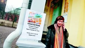 Carin Thyrén, psykoterapeut i kommunens krisgrupp, visade igår var de går att nå. I Hedvigs prästgård vid Kyrkans hus håller de dörrarna öppna varje dag mellan klockan 10 och 20.  FOTO: ROBERT SVENSSON