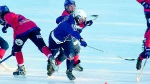 Borgias David Eneland försöker ta sig igenom ett par försvarare i Spillersboda. Men här gången blev det stopp men oftast lyckades det för Borgia-iterna som vann med 14-0.
FOTO: JANNE FORSBY