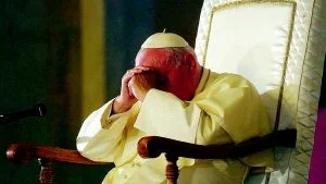Il Papa under ett ögonblick av samling.
FOTO: SCANPIX