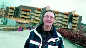 - Ska bli roligt att flytta Gustaf Adolfs dagcentral till servicehuset Generalens nyrenoverade lokaler, säger Gustaf Adolfs föreståndare Jan Svensson som här ses framför Generalen vid Nya torget.
FOTO: ANITA KJELLBERG (011-200 462)
anita.kjellberg@folkbladet.se