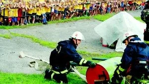 Brandmännen som besökte Fotbollsskolan visade barnen att de inte bara släcker bränder utan ibland också, som här, får hjälpa till att dra upp kor som gått ner sig i diken, även om det denna gång inte handlade om en riktig ko.
Foto: Carolina Häggkvist