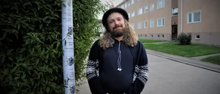 David bakom missnöjes-affischeringen mot S: "Vem hade annars gjort det?" • S: "Ett hot mot demokratin"