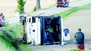 Bussen med 42 personer från Norrköpingstrakten välte ut på åkern. Elva fördes till sjukhus, men lyckligtvis var ingen allvarligt skadad.
Foto: Scanpix