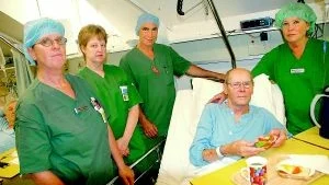 Personalen på dagkirurgin i Finspång har känt till nedläggningshotet sedan våren. Men när förslaget nådde landstingsledningen blev stämningen avslagen. Från vänster narkossköterskorna Margareta Österberg, Kerstin Carlson, Peter Cox (narkosläkare) och Birgitta Claesson. Patienten Evert Bokmark är mycket nöjd personalen.
Foto: Carolina Häggkvist