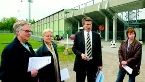 Planerar för hallbygge. Kristin Lundberg, Margaretha Ericsson, Jörgen Rundgren och Karin Jonsson vill placera en ny friidrottshall vid Idrottsparken.
Foto:Therese Bergqvist