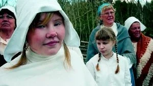 Med stark och klar röst sjöng Josefin Bygghammar, som spelar Edit, balladen Den bergtagna, som handlar om sorg. 
Foto: Andreas Skogh