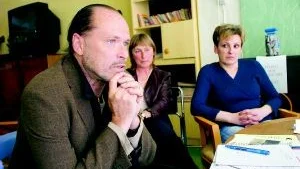 Kecke Pettersson har tillsammans med de andra i styrelsen arbetat hårt under våren för att kunna starta verksamheten igen. Nu återstår bara att få igång kollektivboendet i Kolmården. I bakgrunden Lena Melchersson och Lena Svensson.
Foto: Niclas Sandberg (011-200 464)
niclas. sandberg@folkbladet.se