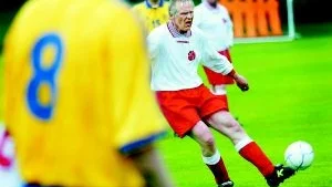 Enskedeanhängaren Bosse Ringholm 1-majtalar i Norrköping. Men han missar Enskedes match på Bollspelaren.  Bosse Ringholm är given på forwardsposition när socialdemokraterna möter de övriga partierna varje sommar.