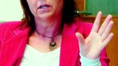 - Det tar lite tid för företag att etablera sig. Allt går trögt i starten och det har ju tagit tid att renovera upp allting. säger Kerstin Nordetun, turistansvarig som delar sin tid mellan glasbruket och Rejmyre glas- och handelsby.
Foto: Titti Olovsson (0122-131 75)
titti.olovsson@folkbladet.se