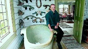 Risinge hembygdsförening är en av de föreningar som får bidrag av servicenämnden. Här visar föreningens ordförande Fredrik Blomberg hembygdsgården i Risinge. Foto: Titti Olovsson
